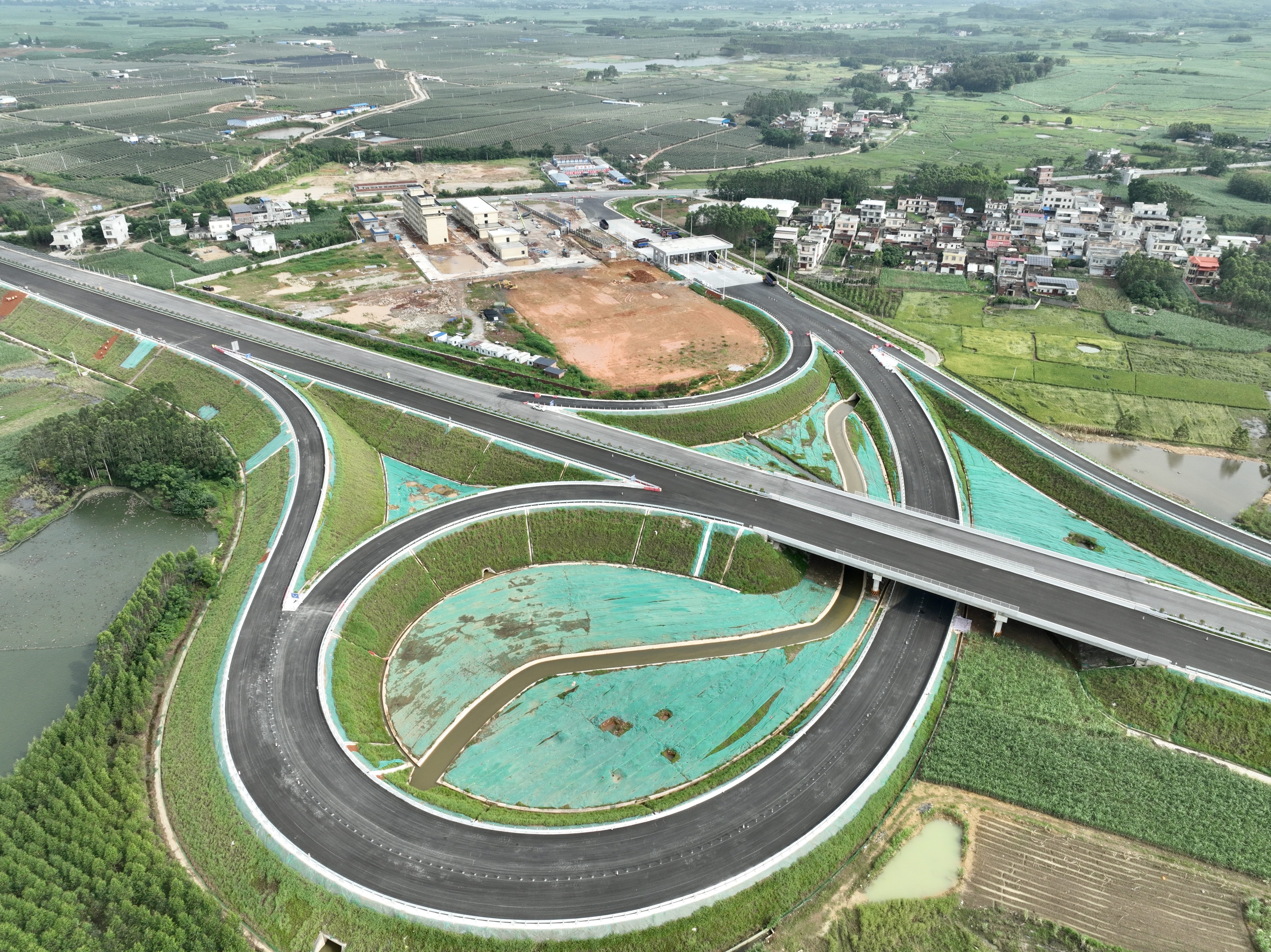 【項(xiàng)目動(dòng)態(tài)】沖刺“夏”半場(chǎng)！高速公路公司重點(diǎn)項(xiàng)目建設(shè)攻堅(jiān)不停步